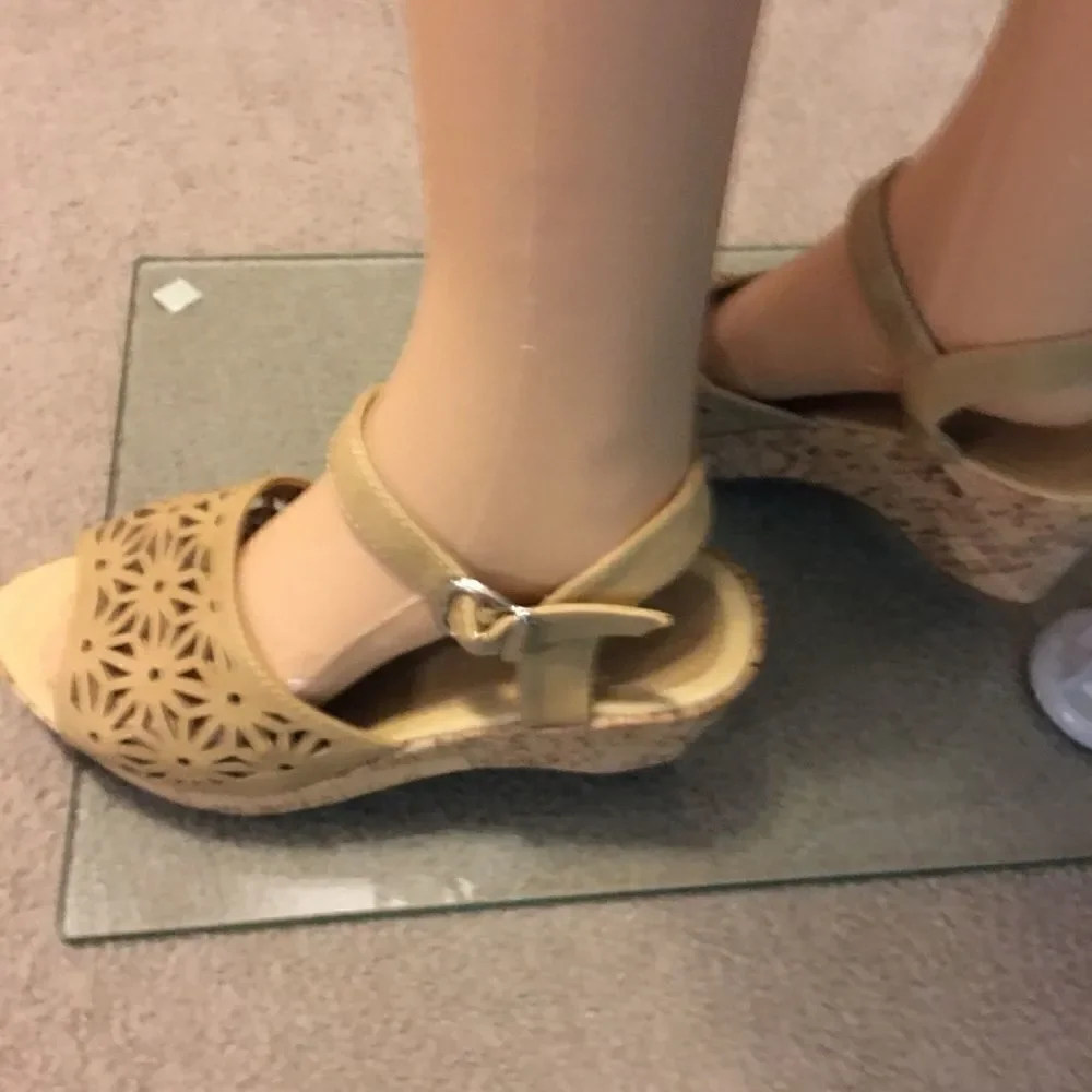 Via Veneto Size 8 Beige Wedges